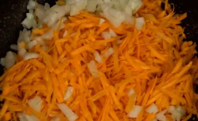 Пережариваем лук и морковь
