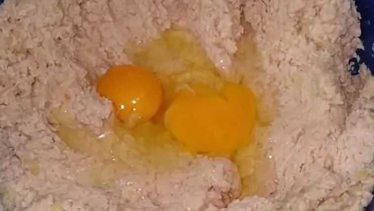 Добавляем яйцо
