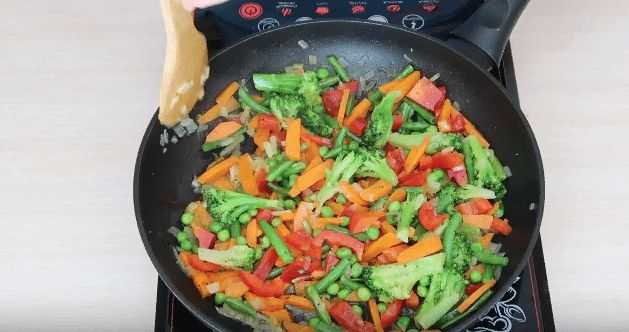Тушим брокколи с овощами