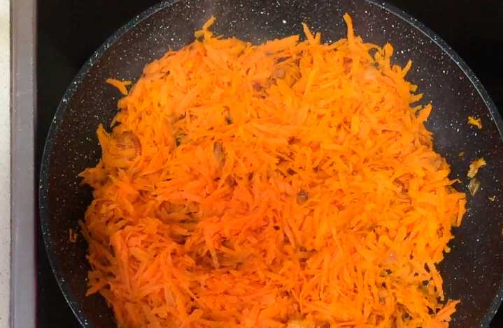 Обжариваем морковь 10 минут