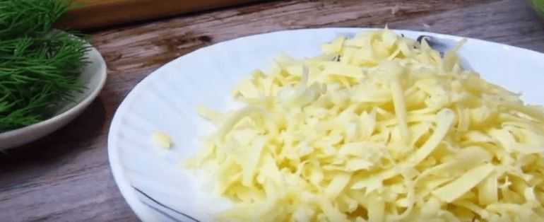 Натираем сыр и режем зелень