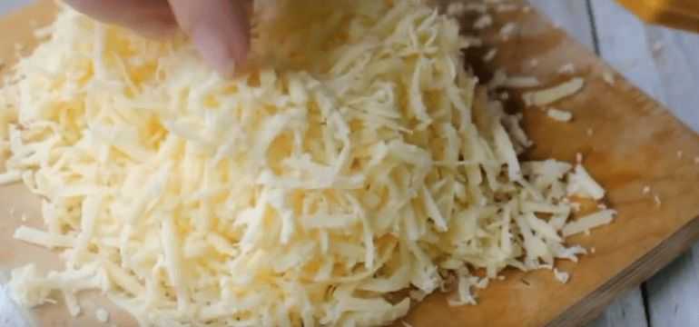 Натираем сыр на средней терке