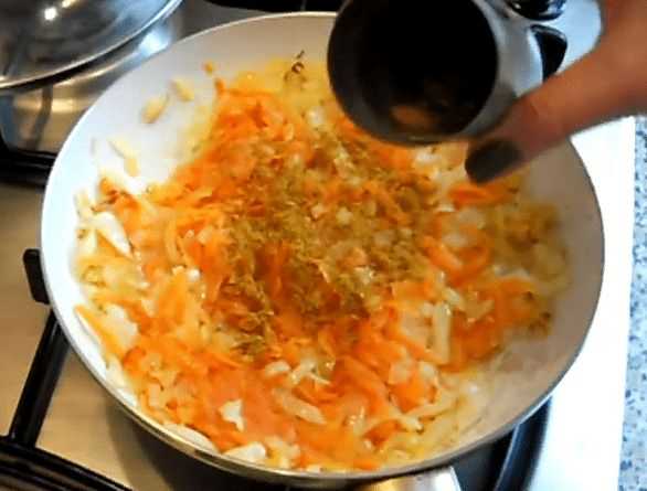 Тушим морковь с луком