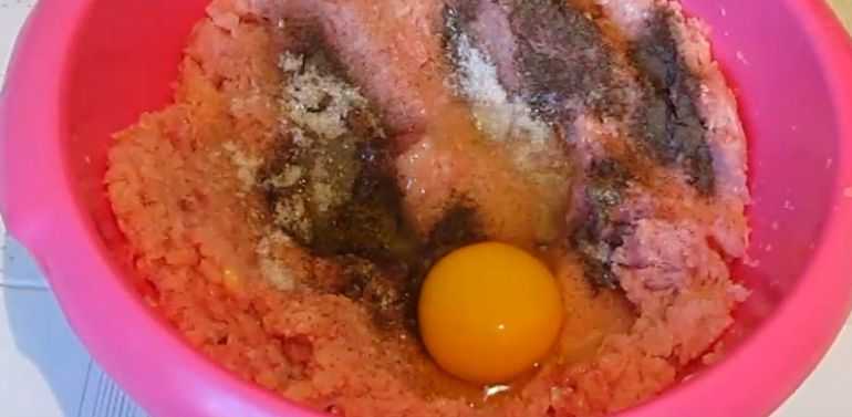 Солим, перчим, добавляем яйцо