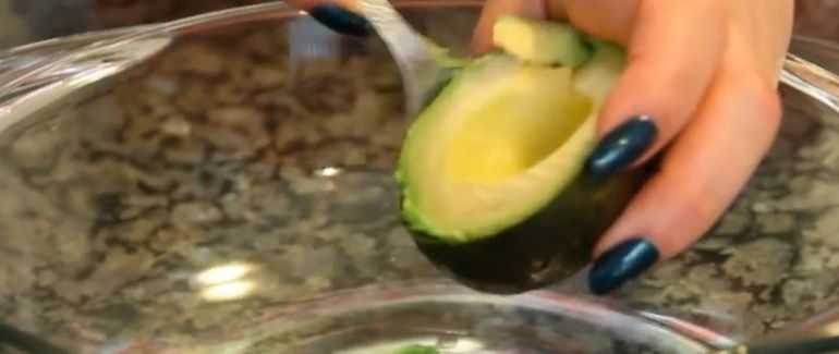 Чистим авокадо