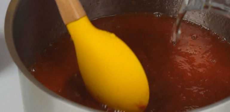 Разбавляем томатную пасту водой