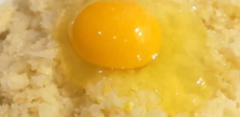 Добавляем яйцо
