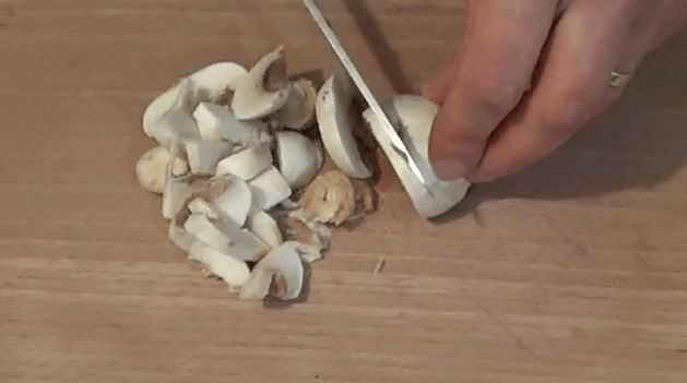 Нарезаем грибы