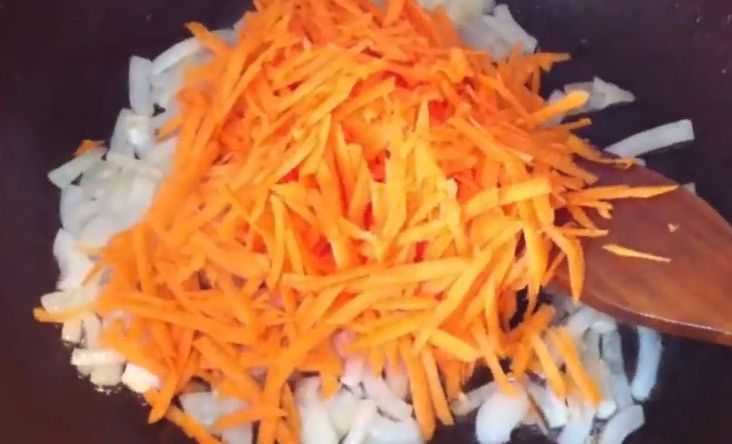 Обжариваем морковь и лук