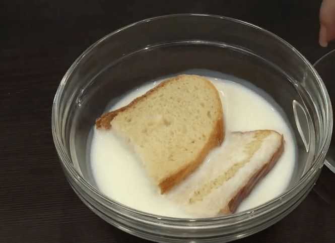 Размягчаем хлеб в молоке