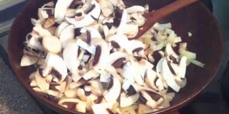 Обжариваем лук и грибы