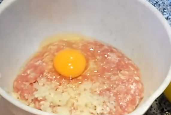 Разбиваем яйцо и кладем лук