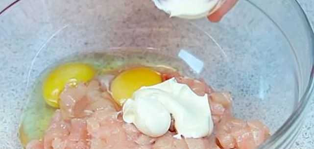 Кладем яйцо