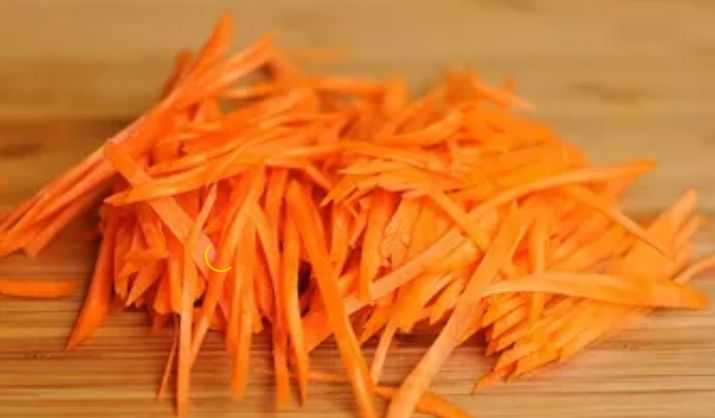 Морковку нарезаем соломкой