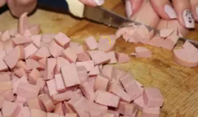 Нарезаем сосиски кубиками