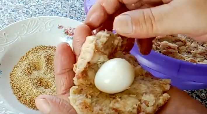 Яйцо в мясную лепешку