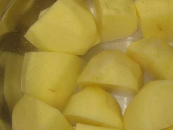 Отвариваем картофель
