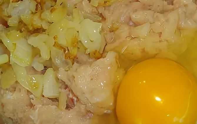 Яйцо и лук добавляем